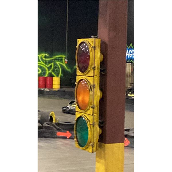 GROUP OF 5 TRAFFIC STOP LIGHTS GREEN/AMBER/RED *ELECTRICAL HARDWIRED IN, MUST HAVE ELECTRICIAN