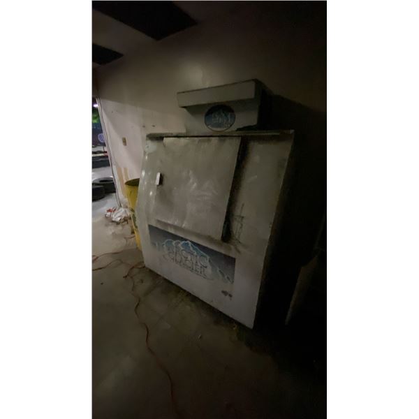 ROOM OF ASSORTED ITEMS- CHECK TOP ROUND TABLE, ARCTIC GLACIER COMMERCIAL ICE STORAGE CHEST *WORKING