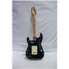 Image 2 : FENDER STRATOCASTER GUITAR MEXICO BLACK W CASE