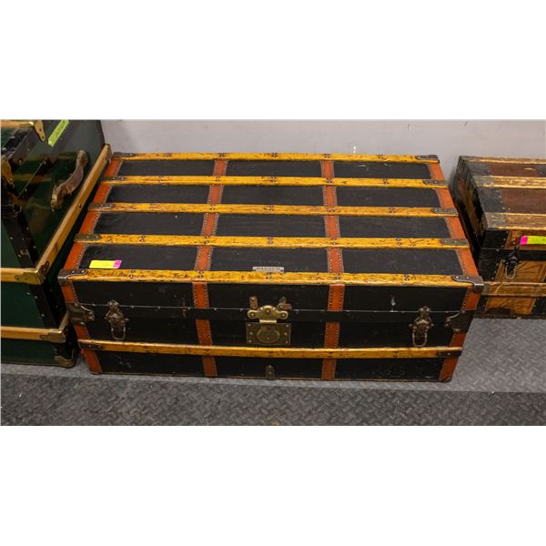 BARNUM, MINNEAPOLIS  FLAT-TOP STEAMER TRUNK