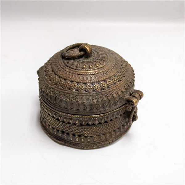 VINTAGE EAST INDIAN BRASS LIDDED BOX (PAAN DAN /