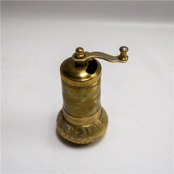 ANTIQUE BRASS HAND-CRANK PEPPER / SPICE MILL MID