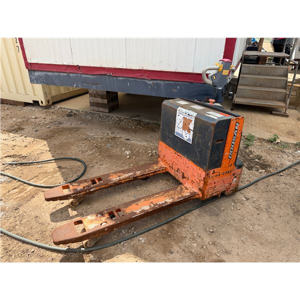 (PTA-004) Doosan Electric Pallet Truck (No Tires, Battery Needs to be Replaced)