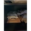 Image 5 : Pillows and Folded Bed Linens Lot