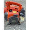 Image 2 : Husqvarna 125B Handheld Gas-Powered Leaf Blower