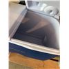Image 2 : Rubbermaid Blue Plastic Cooler with Dual Lids and Cup Holders