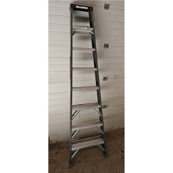 MAXIMUM Fibreglass Step Ladder 8 Foot