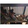 Image 4 : 4 Pairs of Men's Boots and Gloves Including Baffin Apex Size 12