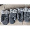Image 4 : Grey Suede Mittens with Fur Trim and Beaded Snowflake Motif