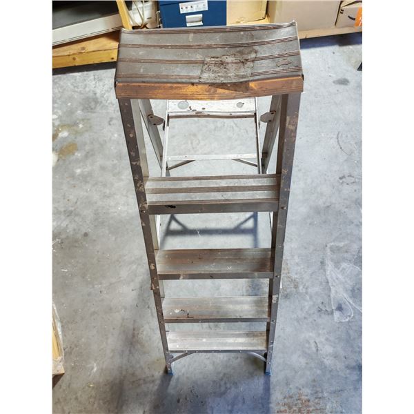 Aluminum Stepladder with Fold-Down Paint Tray