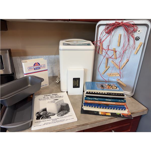 Black & Decker Breadmaker With Pans & Cookbooks