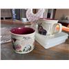 Image 5 : Lot: Wildlife Mugs, Swirl Glass Plate, Tupperware