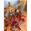 Image 2 : Lot: Faux Florals, Decor, Glass, Lantern