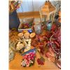 Image 3 : Lot: Faux Florals, Decor, Glass, Lantern