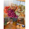 Image 4 : Lot: Faux Florals, Decor, Glass, Lantern