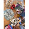 Image 5 : Lot: Faux Florals, Decor, Glass, Lantern