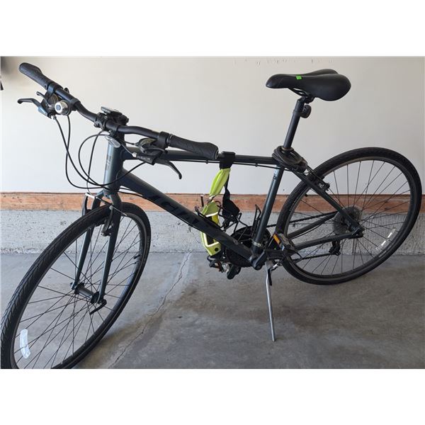 Giant Hybrid Bicycle ALUXX Frame with CONNECT Saddle and Cateye Computer