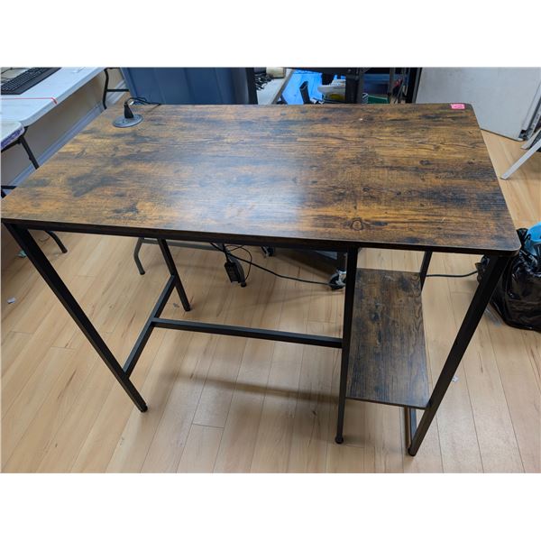 BUREAU AVEC PRISE ELECTRIQUE / USB-A 43"x24"x40"