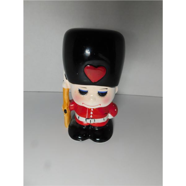 BUCKINGHAM GUARD CERAMIC COIN BANK