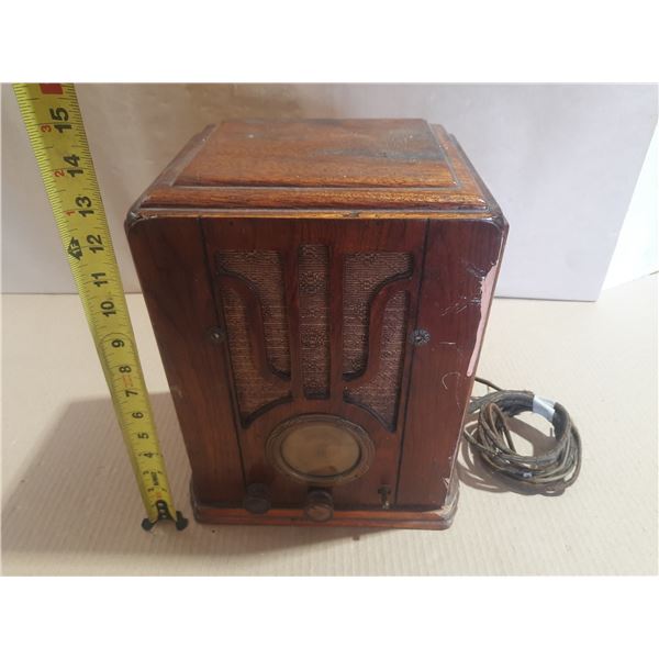 Vintage 1930s wooden "tombstone" style tube radio, similar to models produced by manufacturers like 