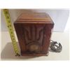 Image 1 : Vintage 1930s wooden "tombstone" style tube radio, similar to models produced by manufacturers like 