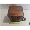 Image 2 : Vintage 1930s wooden "tombstone" style tube radio, similar to models produced by manufacturers like 