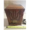 Image 3 : Vintage 1930s wooden "tombstone" style tube radio, similar to models produced by manufacturers like 