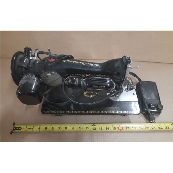 Singer Sewing Machine. (Untested)