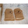 Image 1 : NIB Manitobah Mitts  Child Size