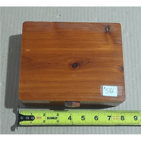 Cedar box with network runner, 6 porcelain thimbles made in England