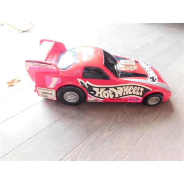 HOTWHEELS CAR SHAPED CARRYING CASE HOLDS SIX CARS SHOWN INCLUDED
