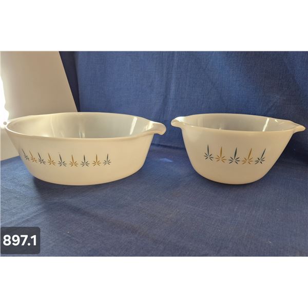 Pair of matching Fire King bowls, large one has lid (not in pic), no chips or cracks