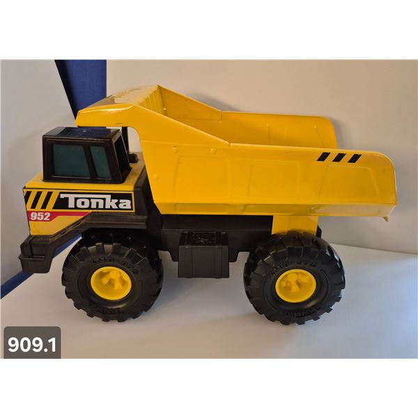 Large metal Tonka dump truck, excellent condition