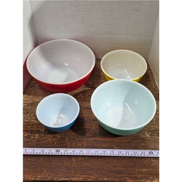 Vintage Pyrex Mixing Bowl 4-pc Set