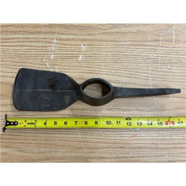 Vintage cutter mattock or grub hoe head. (Weight 2.40 Kg)