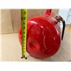 Image 4 : 11-gallon red portable air tank.