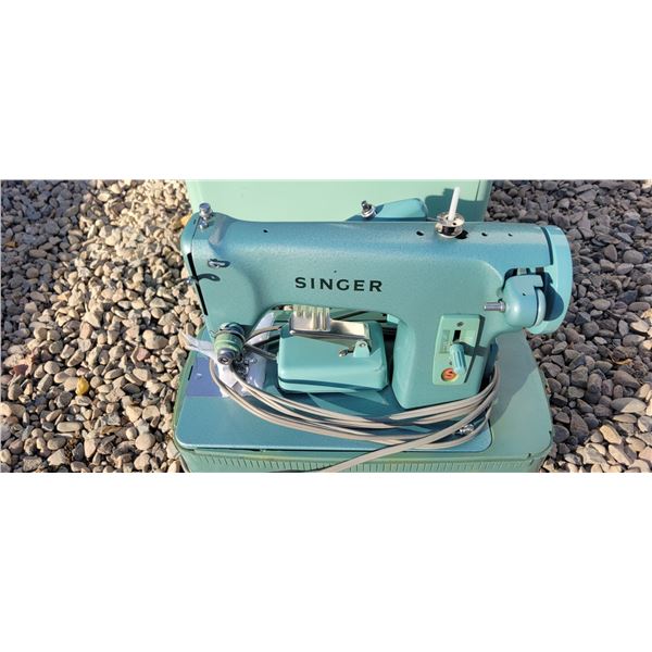 Vintage Singer Sewing Machine w/ Case
