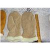 Image 3 : 2 Pairs Seude Mitts   Light Colour is Kodiak
