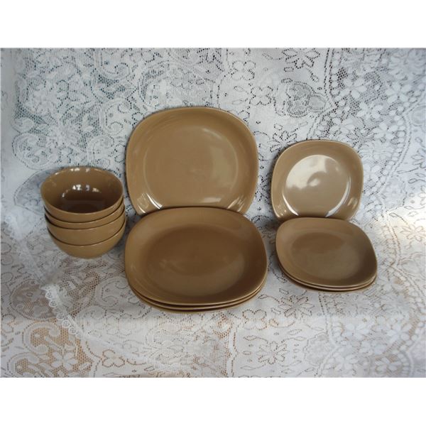 Place Setting For 4  Dinner Plates  Bowls  Side Plates