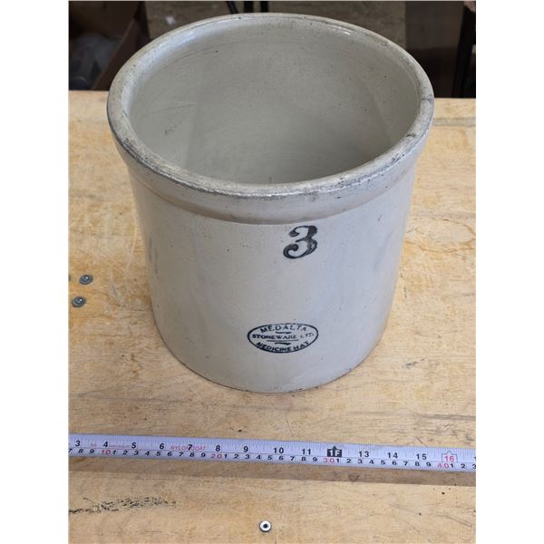 3 gallon medalta crock- no cracks