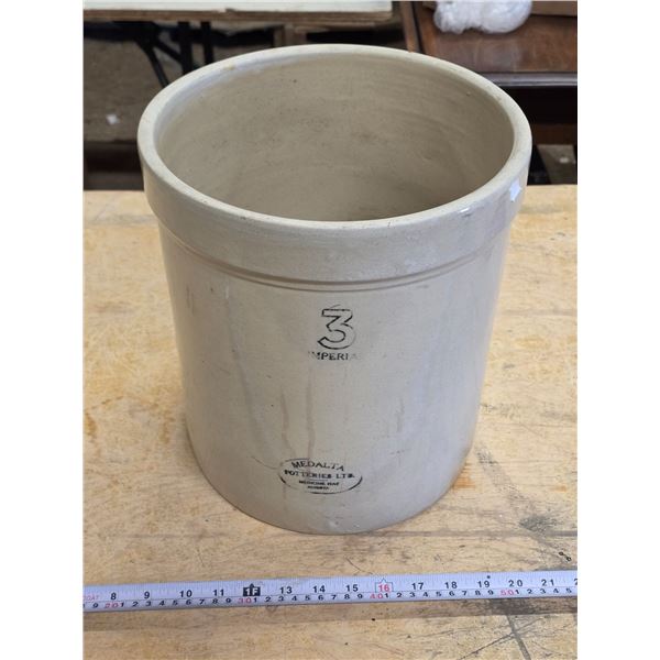 3 gallon medalta crock- no cracks