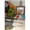 Image 5 : Kitchen Tools and Utensils Lot Including Roasting Pan, Knives, Peelers, and Frog Sponge Holder