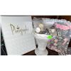Image 5 : Decorative Mixed Lot: Framed Dried Flowers, Perfume Bottles, Trinket Boxes, Vanity Items