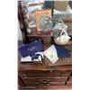 Image 2 : Decorative and Collectible Lot with Jewellery Box, Needlepoint, and Accessories