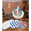 Image 6 : Decorative and Collectible Lot with Jewellery Box, Needlepoint, and Accessories
