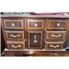 Image 8 : Decorative and Collectible Lot with Jewellery Box, Needlepoint, and Accessories