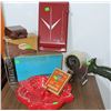 Image 1 : Lot: Arcadia Commander Viewer, Forfex 100 Hair Clipper, Tape Dispenser, Ashtray