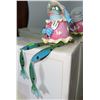 Image 3 : Lot: Block Crystal Wall Art, Books, Trinket Boxes, Coin Purses, and Figurine