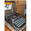 Image 3 : Imperial Good Companion Portable Typewriter in Case