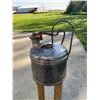 Image 10 : Vintage Oil Cans and Chrome Vehicle Air Horns